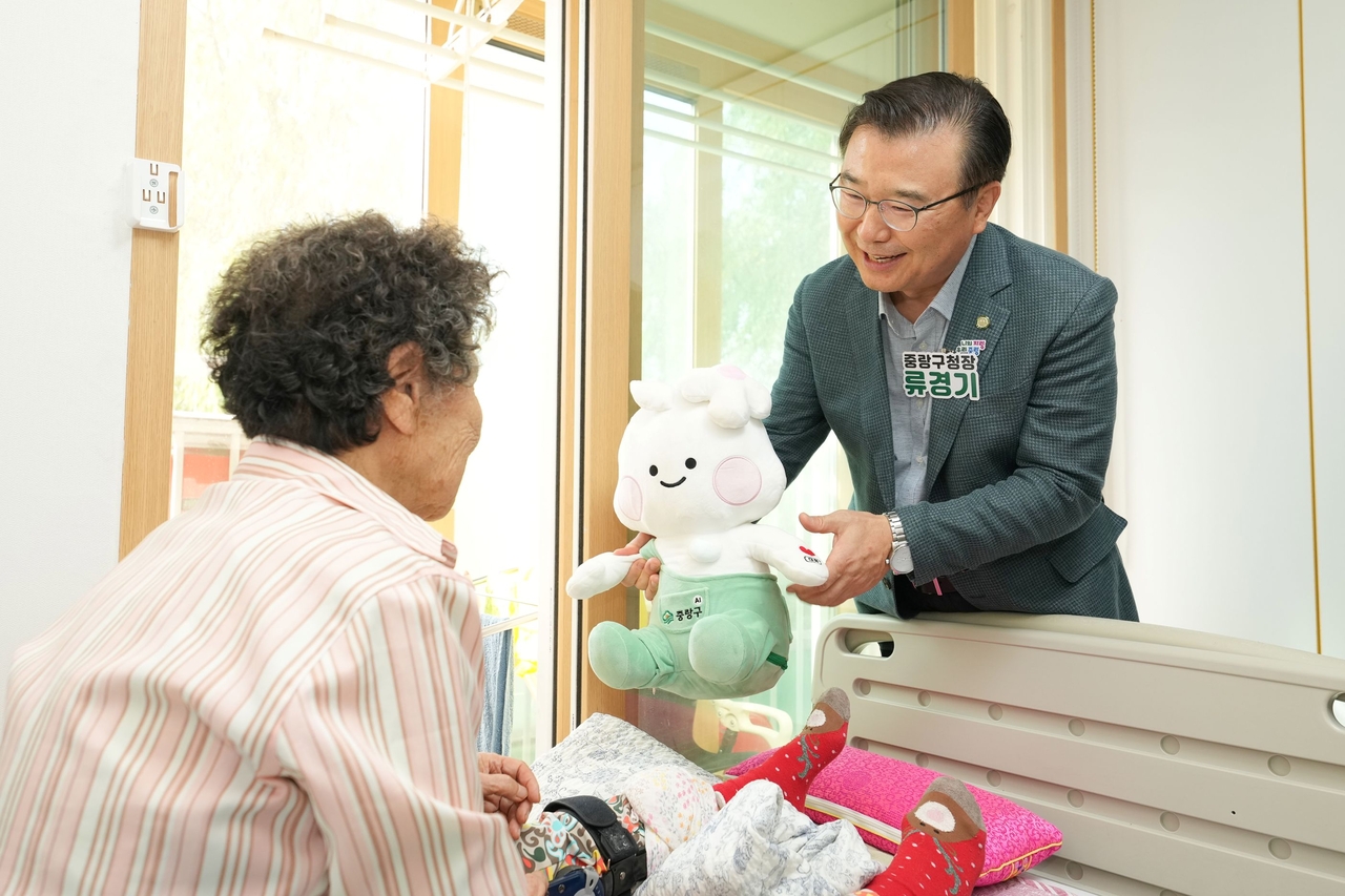 류경기 중랑구청장이 입주 어르신 찾아 안부 확인 및 돌봄로봇 ‘랑랑이’ 를 전달하고 있다.