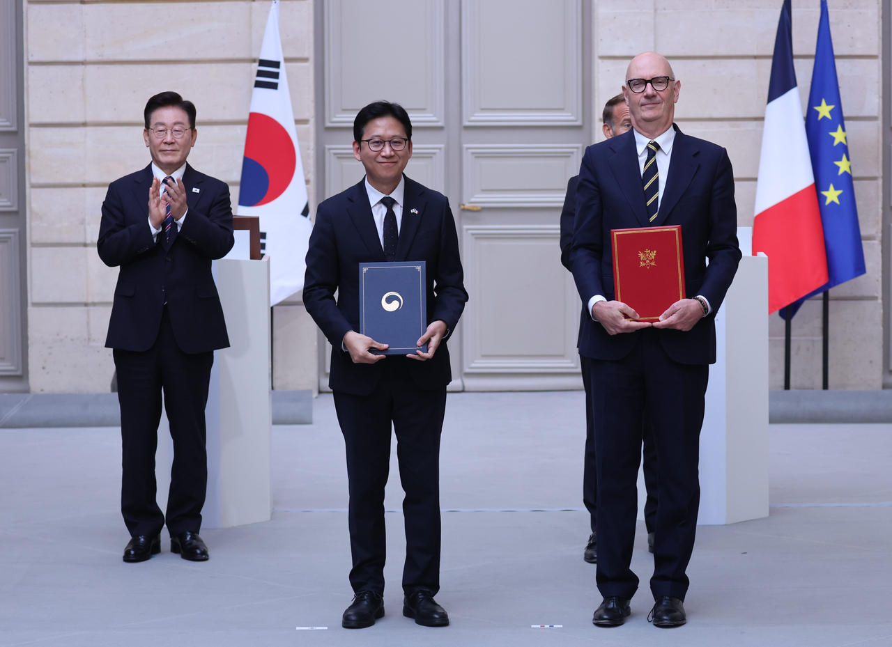 배경훈 부총리 겸 과학기술정보통신부 장관과 롤랑 레스퀴르 프랑스 경제ㆍ재정 및 산업ㆍ에너지ㆍ디지털주권부 장관이 8일(현지시간) 파리 엘리제궁에서 이재명 대통령과 에마뉘엘 마크롱 프랑스 대통령이 임석한 가운데 인공지능ㆍ반도체ㆍ양자 기술 분야 협력 양해각서를 교환한 후 기념촬영을 하고 있다. <연합뉴스>