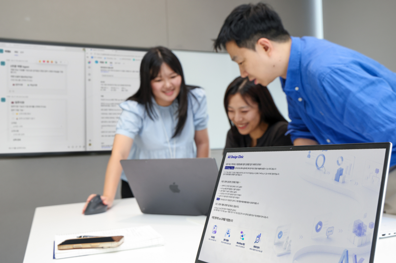 KT Corp employees review an AI agent function under development through the company's hands-on AI transformation program, AX Design Clinic. (KT Corp)