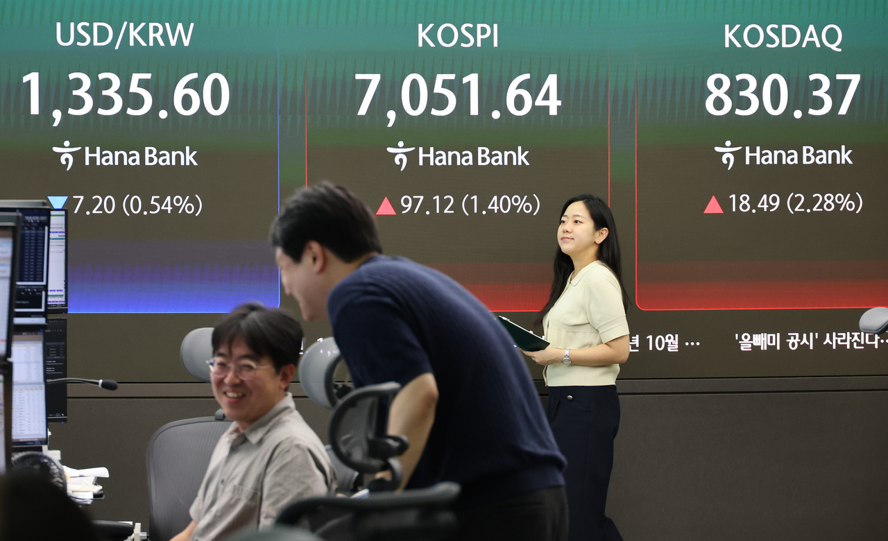 A monitor board is seen at Hana Bank's dealing room in Jung-gu, Seoul. (Yonhap)
