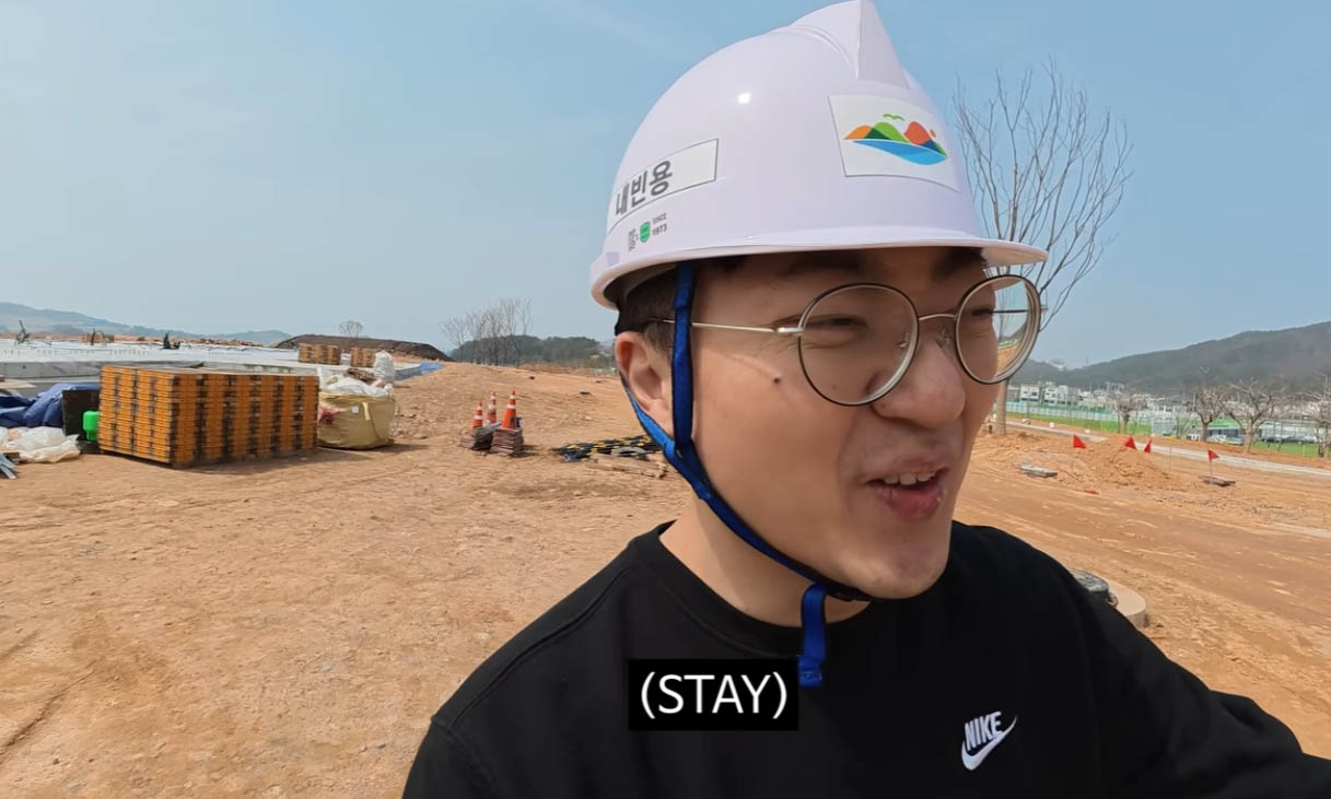 ‘충주맨’으로 이름을 알린 유튜버 김선태 씨가 지난 4월 여수 세계섬박람회 행사장을 둘러보는 모습. [유튜브 ‘김선태’ 갈무리]