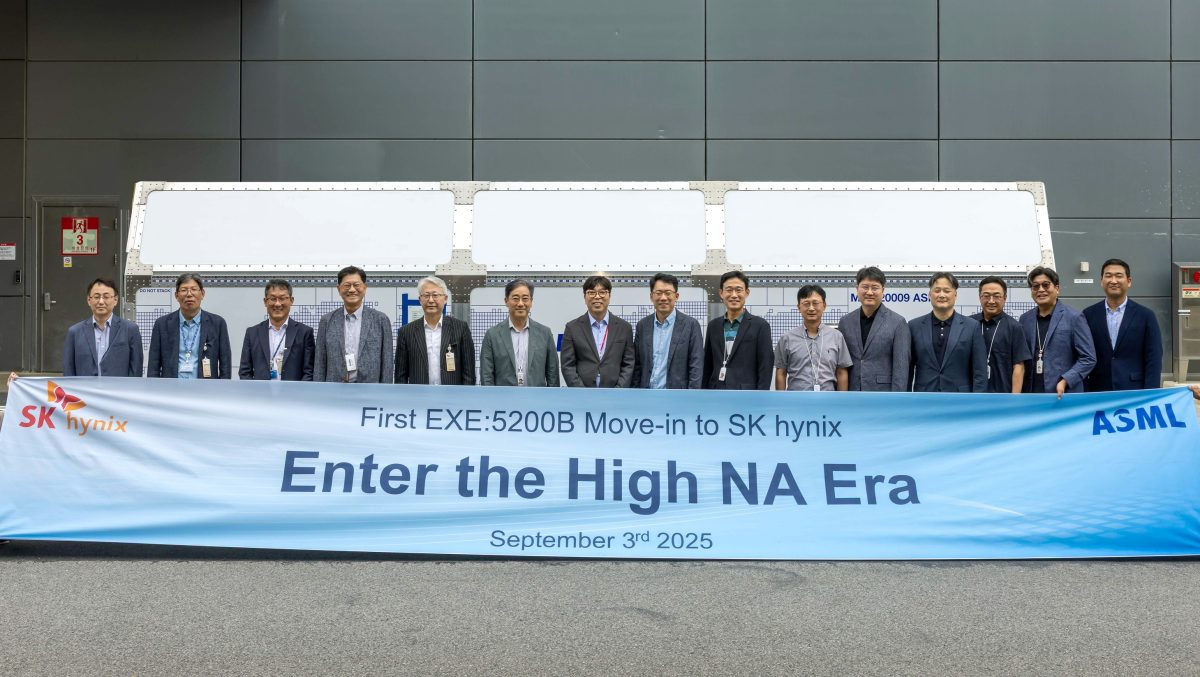 지난해 9월 SK하이닉스가 메모리 업계 최초로 양산용 ‘High NA EUV’ 장비를 이천 M16팹에 반입하고 기념 행사를 진행했다. (사진 왼쪽 다섯 번째부터 ASML코리아 김병찬 사장, SK하이닉스 김성한 부사장(구매 담당), 차선용 부사장(미래기술연구원장, CTO), 이병기 부사장(제조기술 담당) [SK하이닉스 제공]