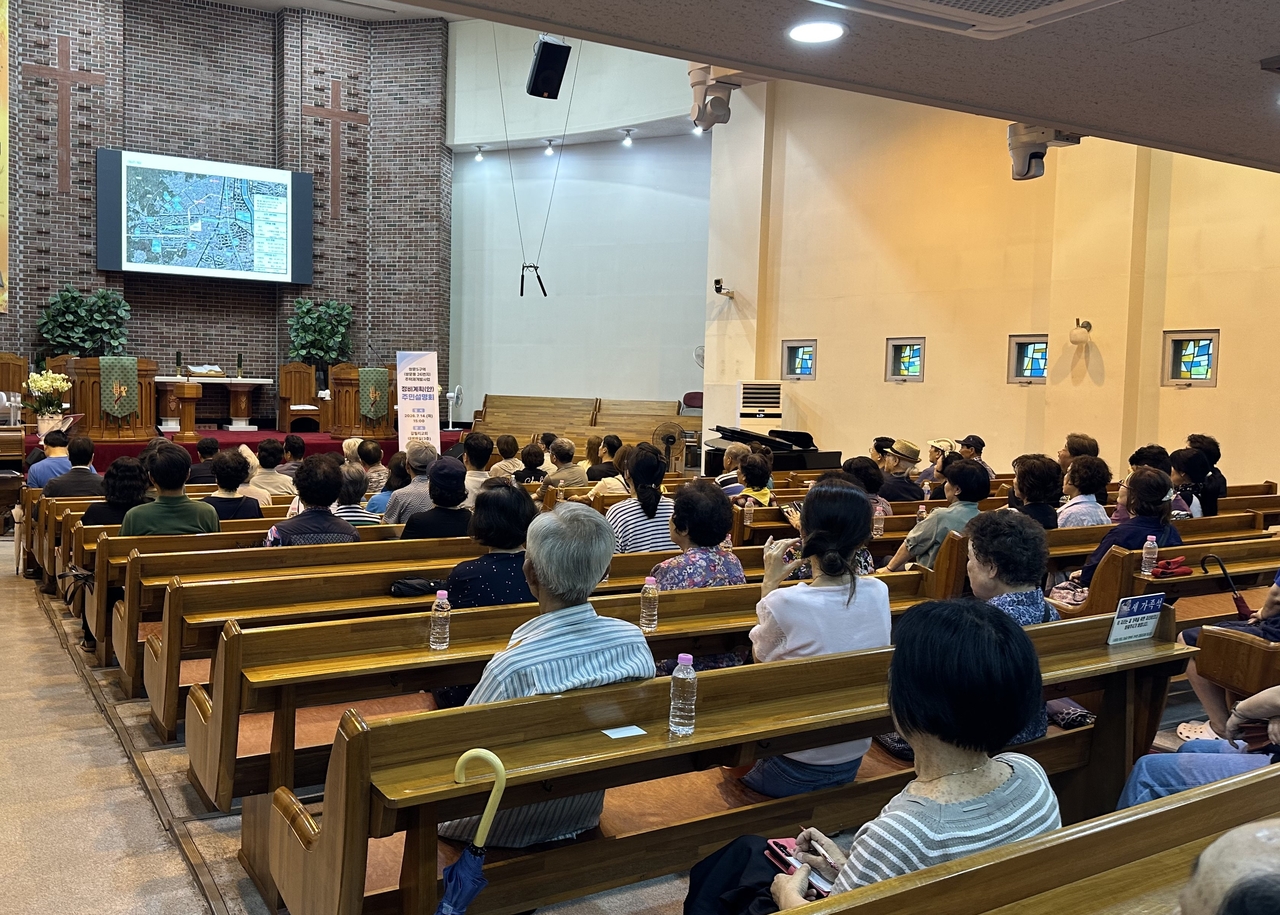 A briefing session on a redevelopment project