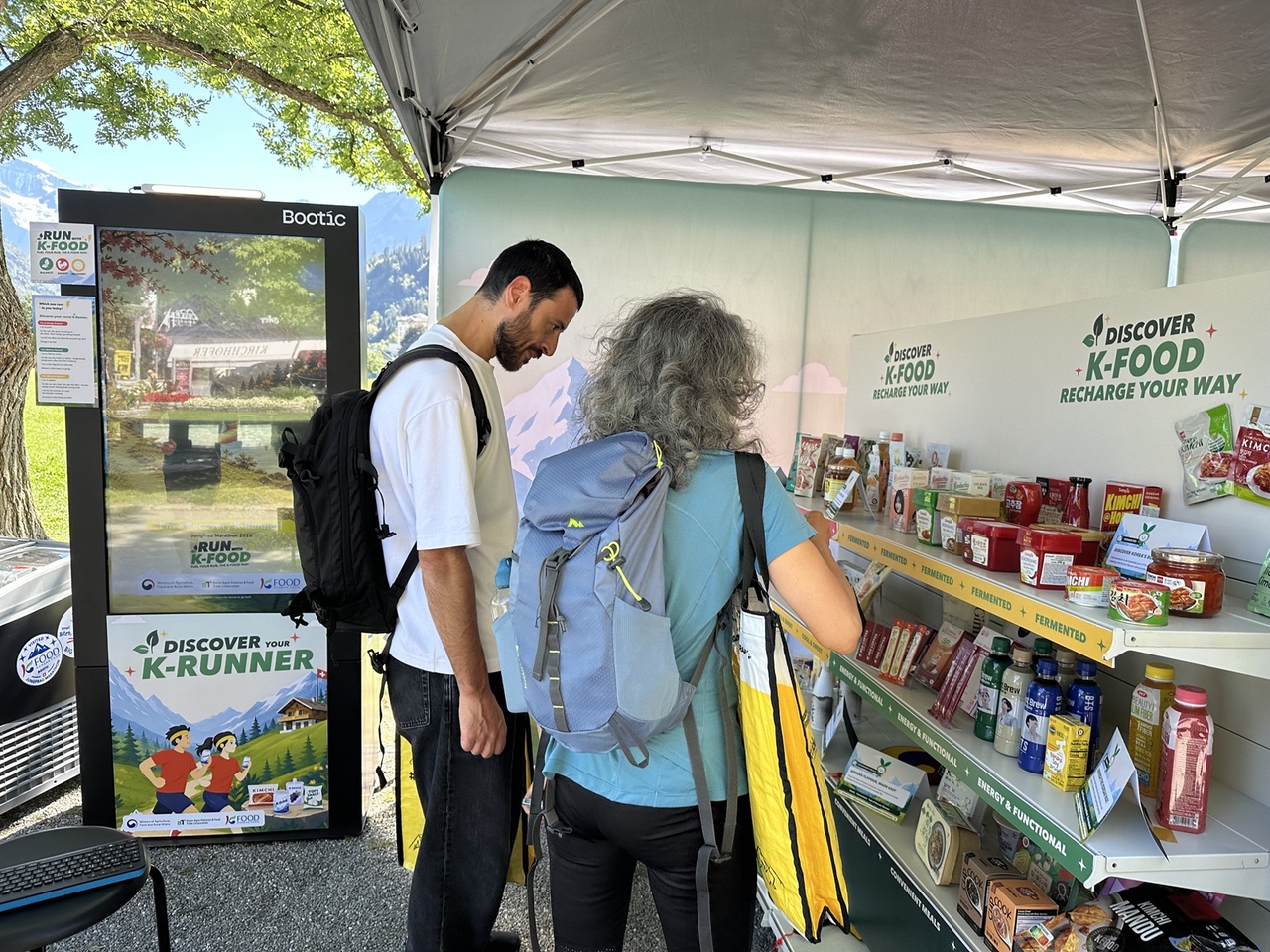 The food exhibition zone showcases categories such as fermented foods and functional energy snacks, drawing interest from marathon participants and visitors. (aT)