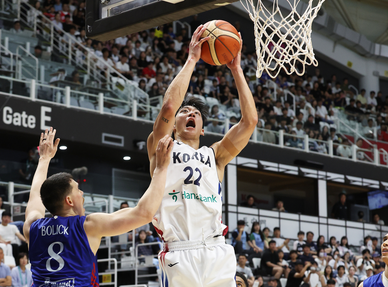 Yeo Jun-seok of South Korea (R) goes up for a shot against the Philippines during a men's basketball exhibition game at KT Sonicboom Arena in Suwon, Gyeonggi Province, on Friday. (Yonhap)