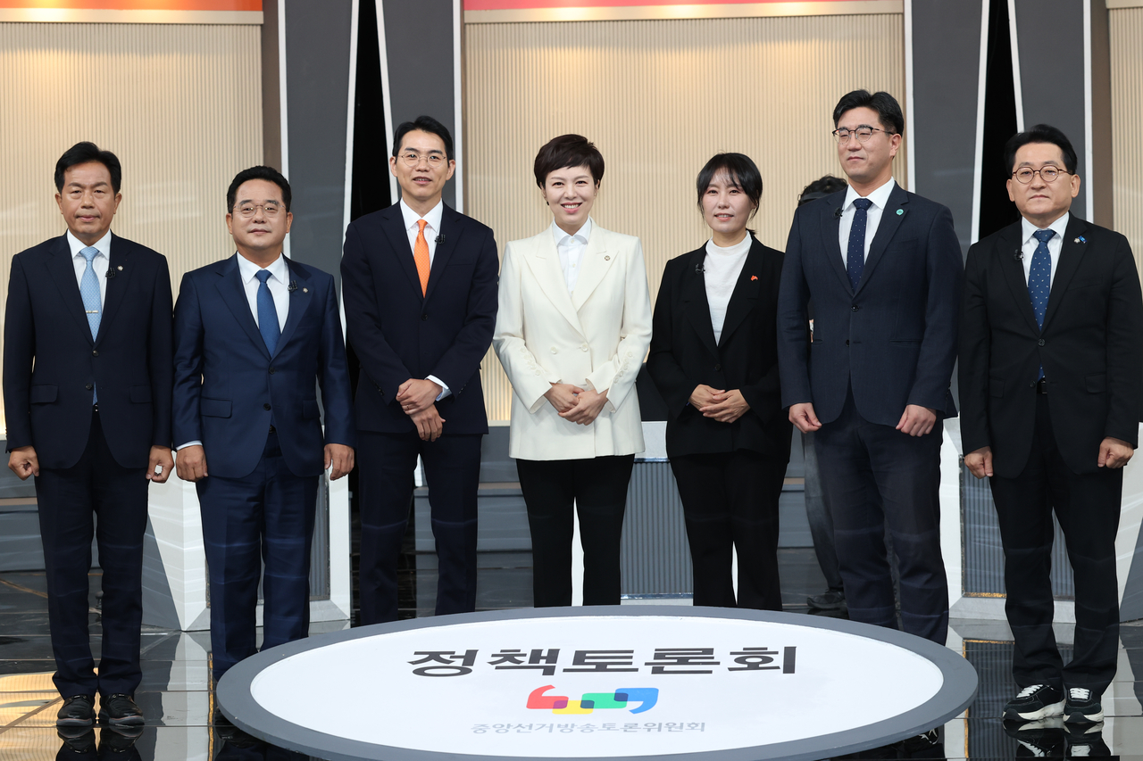 진보당 윤종오 의원(왼쪽부터), 더불어민주당 민병덕 의원, 개혁신당 차호 대변인, 국민의힘 김은혜 의원, 사회민주당 김보경 혁신진보위원장, 기본소득당 오준호 대표, 조국혁신당 차규근 의원이 9일 서울 여의도 KBS별관에서 ‘주택 가격 안정화 정책 및 주택공급 확대 방안’을 주제로 열린 중앙선거방송토론위원회 주관 정책토론회에 앞서 기념촬영을 하고 있다. [연합]
