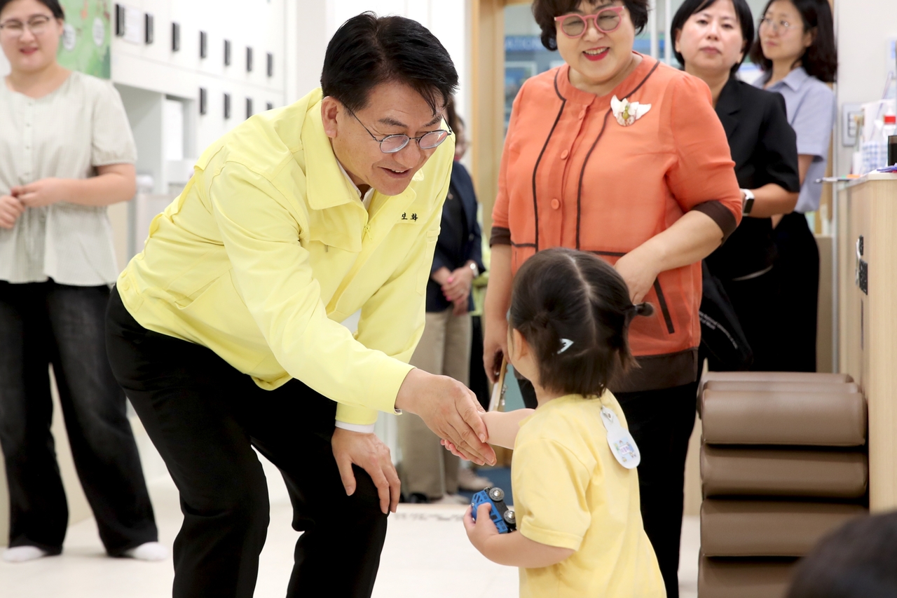 유보화 성동구청장이 어린이와 악수하며 대화하고 있다.