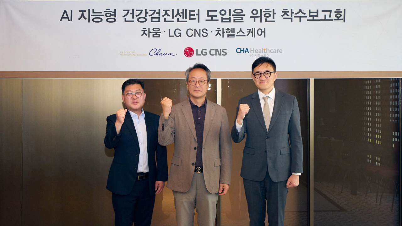 배민(왼쪽부터) LG CNS 금융/공공사업부 전무와 김재화 차움 원장, 이준영 차헬스케어 전무가 착수보고회에서 기념사진을 촬영하고 있다.[LG CNS 제공]