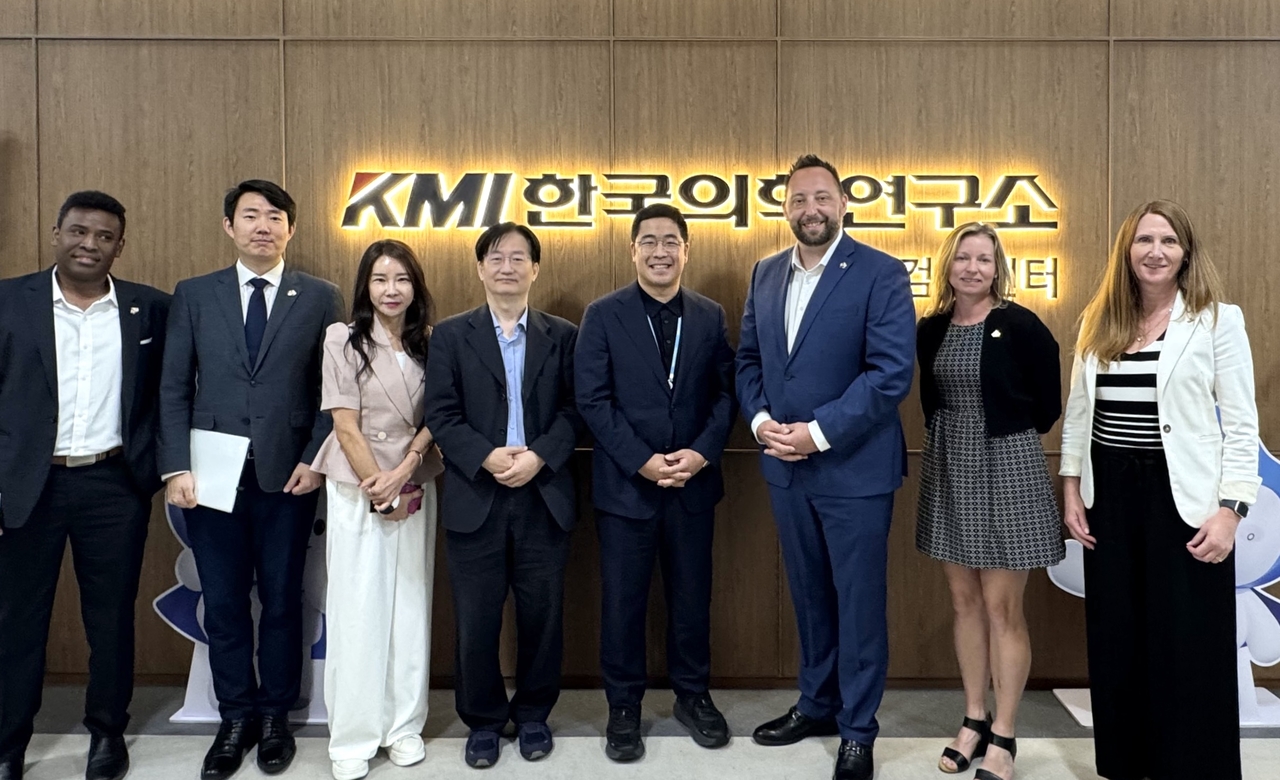 Lee Kwang-bae, chairman of KMI Korea Medical Institute (fifth from left), Justin Wright, Alberta's minister of primary and preventive health care (sixth from left), and other members of the Alberta government delegation pose for a photo after discussing mutual cooperation at the KMI Gwanghwamun Center on Monday.