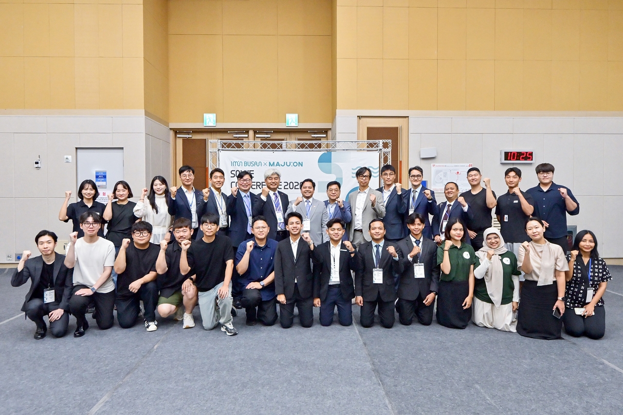 Members of startups selected for the I am in Busan program and award-winning MAJU: ON teams pose for a photo during the SOLVE Conference at the Busan Port International Exhibition & Convention Center in Busan on Sept. 8. (SK Innovation E&S)