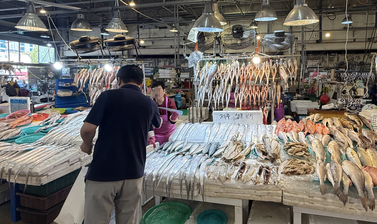 Ulsan will conduct joint price inspections with its five districts and counties ahead of chuseok. Pictured is the Ulsan Agricultural and Fisheries Wholesale Market.
