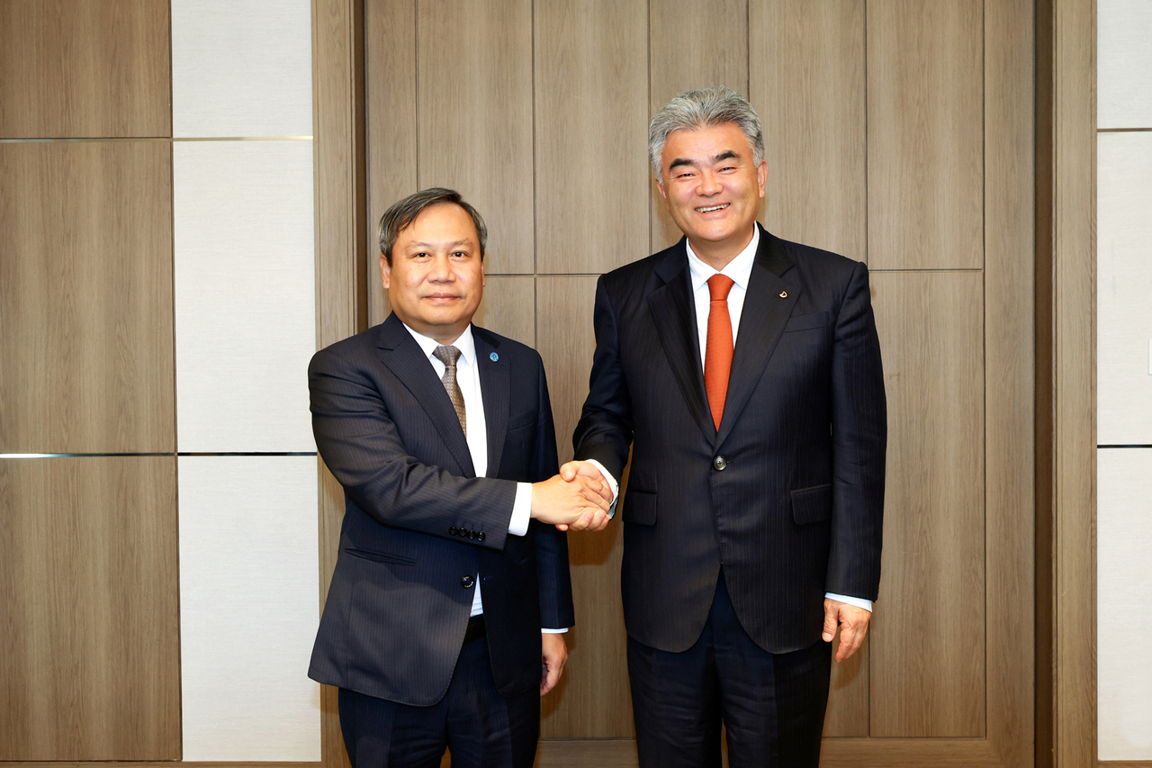 Daewoo Engineering & Construction Chairman Jung Won-joo (left) shakes hands with Hanoi Mayor Vu Dai Thang in Seoul on Tuesday. (Daewoo E&C)