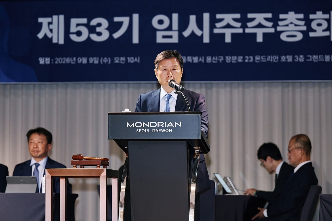 Park Ki-duk, CEO of Korea Zinc, presides as chairman over the company's 53rd extraordinary general meeting of shareholders at the Mondrian Hotel in Yongsan-gu, Seoul, on Wednesday. (Korea Zinc)