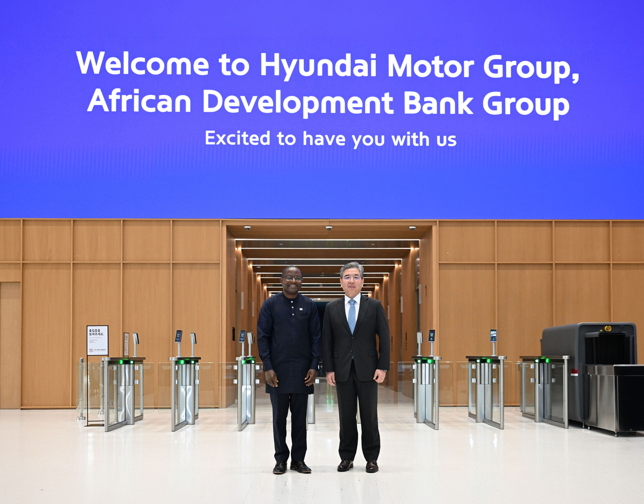 Hyundai Motor Group Vice Chairman Jang Jae-hoon (right) and African Development Bank Chief Economist and Vice President Kevin Chika Urama pose for a photo at the signing ceremony for a letter of intent on cooperation for Africa's energy transition and sustainable development, held Tuesday at Hyundai Motor Group's Yangjae headquarters in Seocho-gu, Seoul.