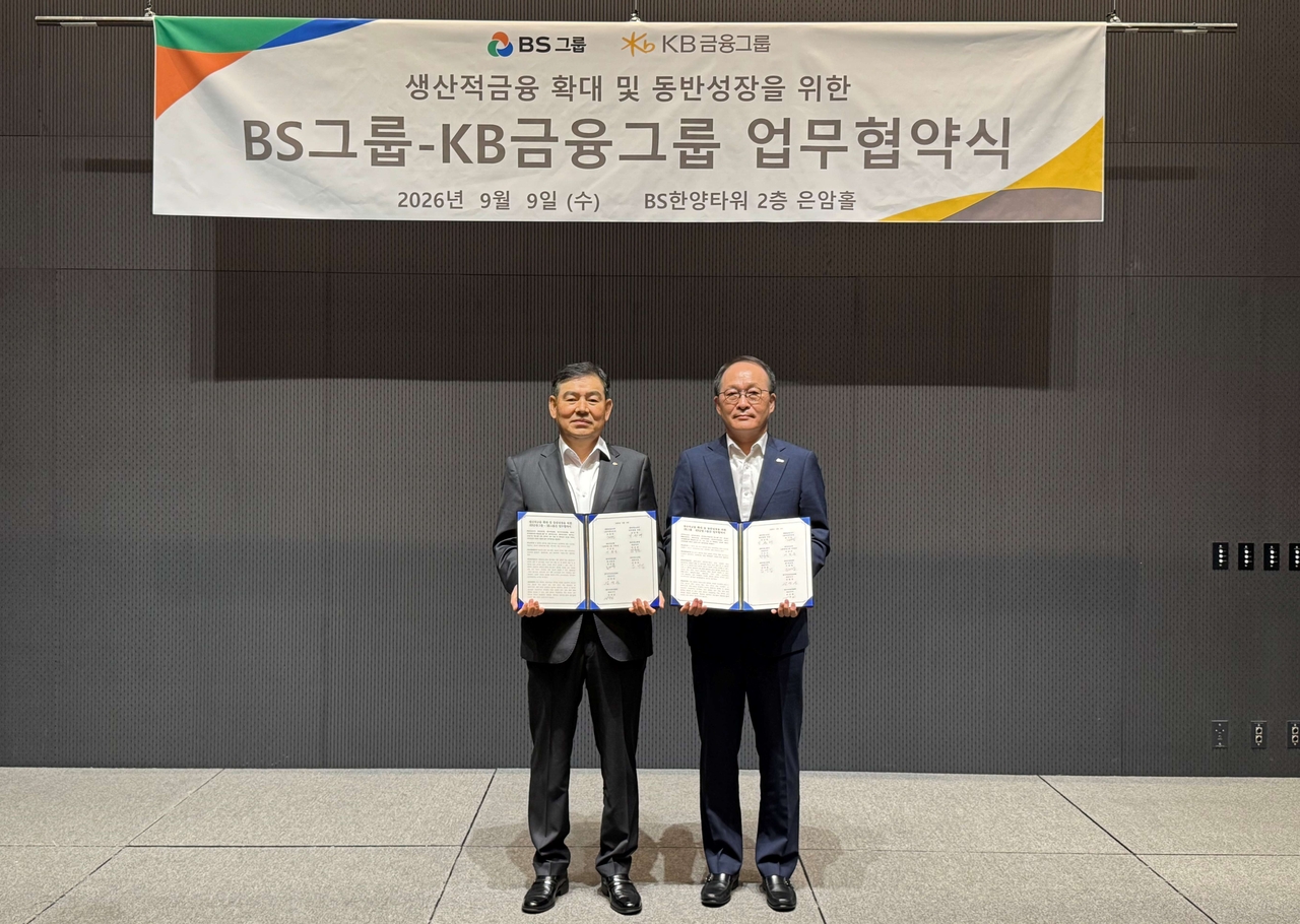 김성현(왼쪽) KB금융지주 CIB마켓부문장, 강순배 BS그룹 재무총괄 사장이 9일 업무협약식에서 기념 촬영을 하고 있다. [BS그룹 제공]
