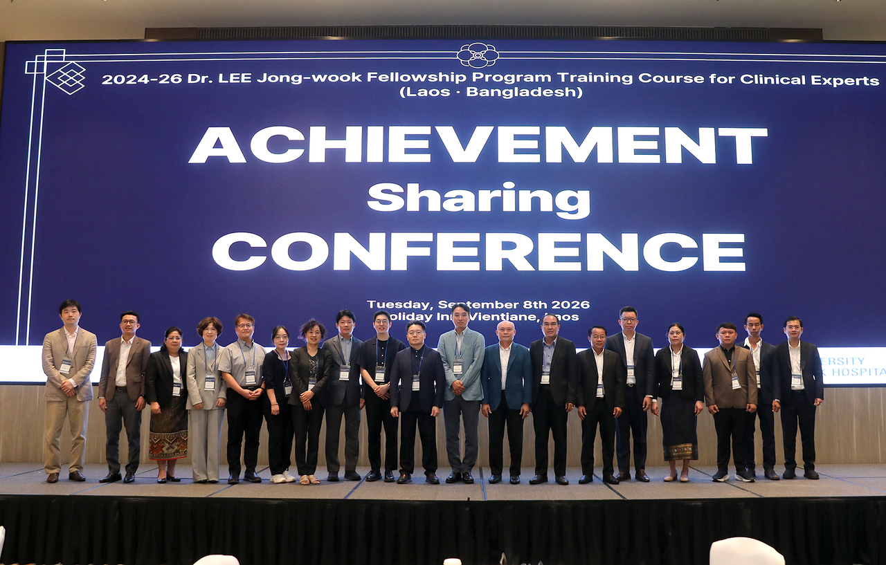 Medical staff from Ilsan Paik Hospital and officials from major Lao medical institutions pose for a photo at the outcome-sharing event.