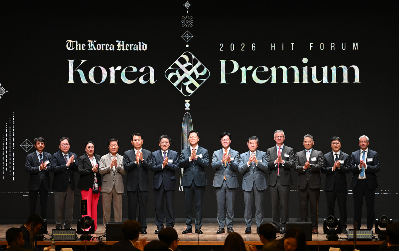 From left: Kim Hyung-kon, senior vice president of The Korea Herald; Lee In-hyung, vice president of the Korea Capital Market Institute; Kim In-sook, chairman and CEO of Therme Group Korea; Kim Hee-chul, CEO and president of Yamaha Motor Korea; Jeong Eun-bo, chairman and CEO of Korea Exchange; Choi Jin-young, CEO of Herald Media Group; Seoul Mayor Oh Se-hoon; Choi Young-jin, chief marketing officer and executive vice president at Hanwha Asset Management; James Kim, chairman and CEO of AmCham; Alexander Treves, managing director at JPMorgan Asset Management; Joon Seok, Morgan Stanley's chief Korea equity strategist; Park Jeong-woo, Nomura's senior economist for Korea and Taiwan; and Frank Benzimra, Societe Generale's head of Asia equity strategy, pose for a photo at The Korea Herald's HIT Forum held at the Korea Chamber of Commerce and Industry in Seoul on Tuesday. (Lee Sang-sub/The Korea Herald)