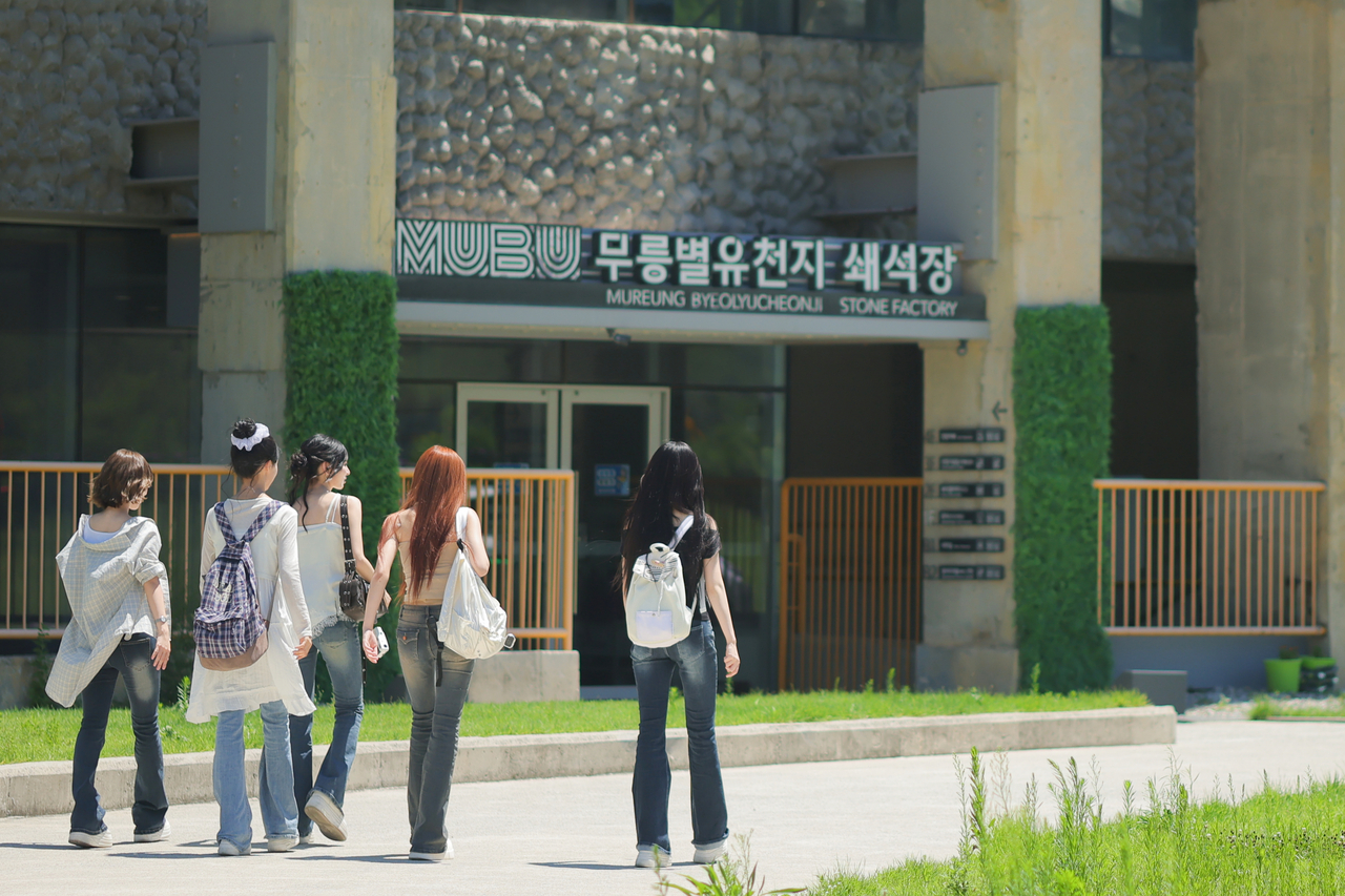 RESCENE members enter Mureung Byeolyucheonji, a nature theme park in Donghae. Is the activity that reportedly made the writer cry located here — perhaps the Dojaebigol sky bicycle?