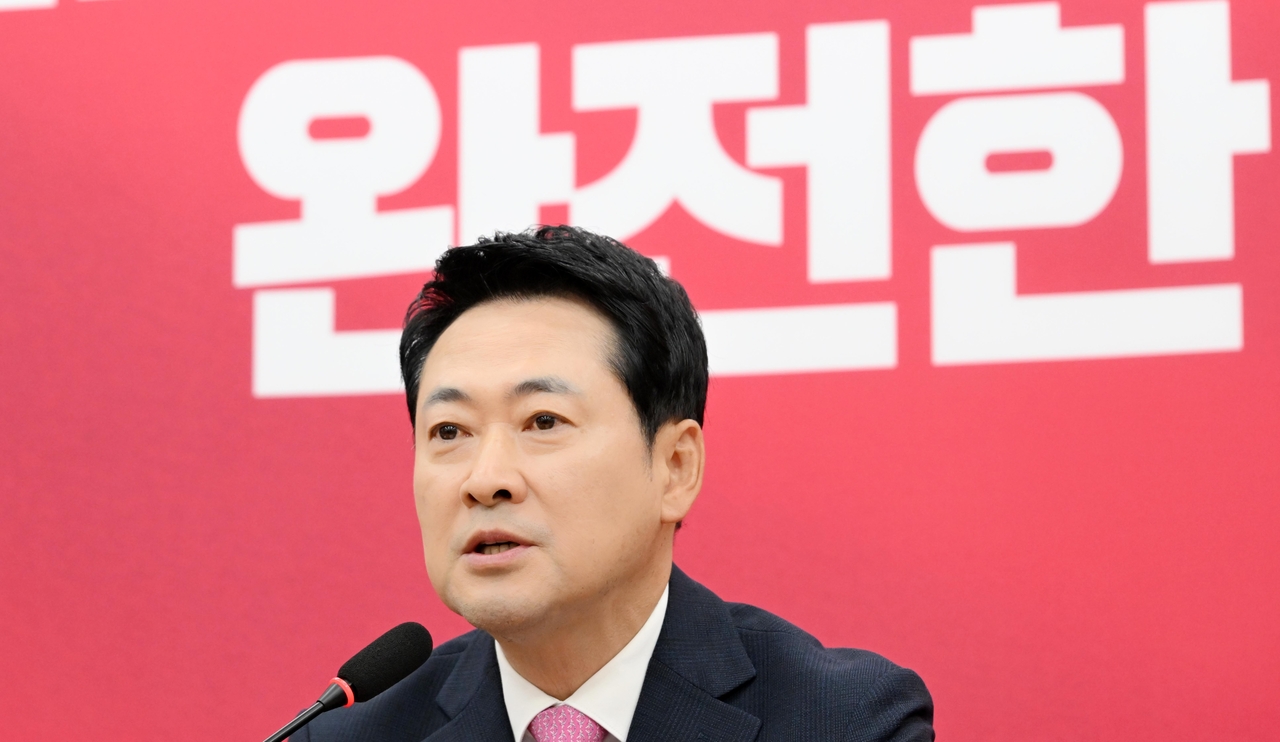 People Power Party leader Jang Dong-hyeok speaks during a Supreme Council meeting at the National Assembly in Yeouido, Seoul, on Monday.