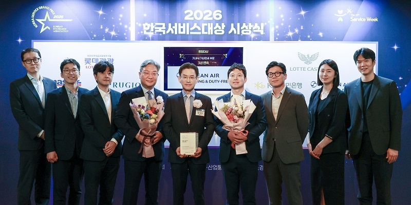 대한항공 C&D 최덕진 대표이사와 임직원들이 ‘2026 한국서비스대상’ 기내식 및 기내면세 부문 종합대상  수상 후 기념촬영을 하고 있다. (사진 제공 = 대한항공씨앤디서비스)