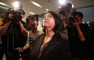 [헤럴드pic] 취재진에 둘러싸인 용혜인 후보자