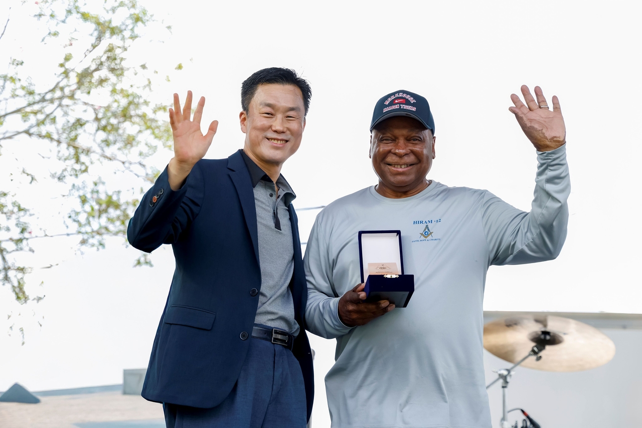 Kim Hyung-jin, HPLS CEO and executive vice president and head of Hyundai Steel's North America Steel Business Division (left), presents a plaque of appreciation to Donaldsonville Mayor Leroy Sullivan and poses for a photo during the "HPLS Community Day" event held Sunday (local time) in Donaldsonville, Ascension Parish, Louisiana. (Hyundai Steel)