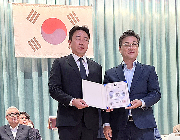 <구본근 대한크라브마가협회(KKM) 회장(왼쪽)이 보훈대상을 수여받고 있다. (사진=대한크라브마가협회 제공)>