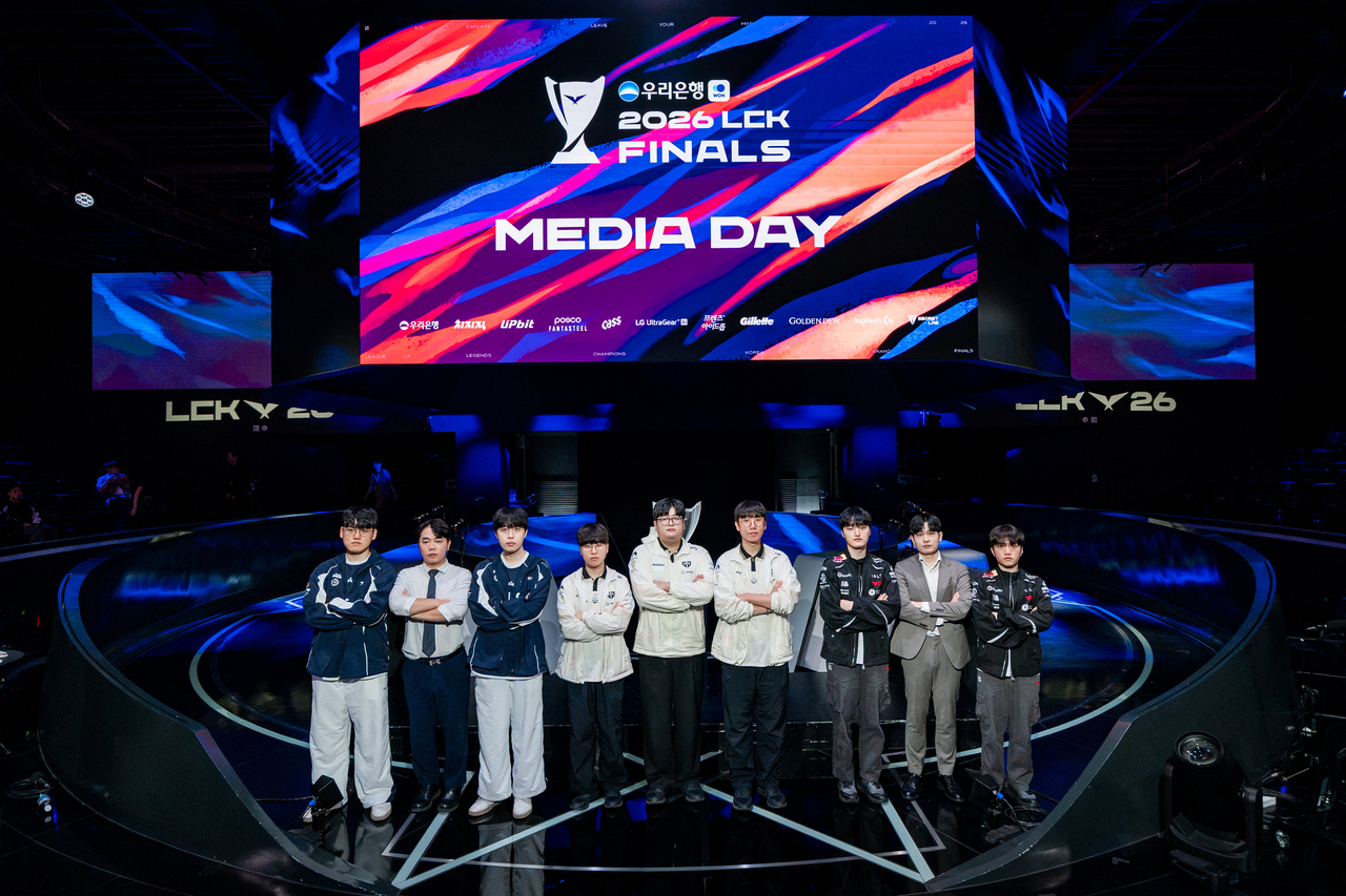 Members and coaches of the LCK’s top three teams this season (from left), Hanwha Life Esports, Gen.G and T1, pose for a photo following a press event in Seoul on Tuesday. (Riot Games)