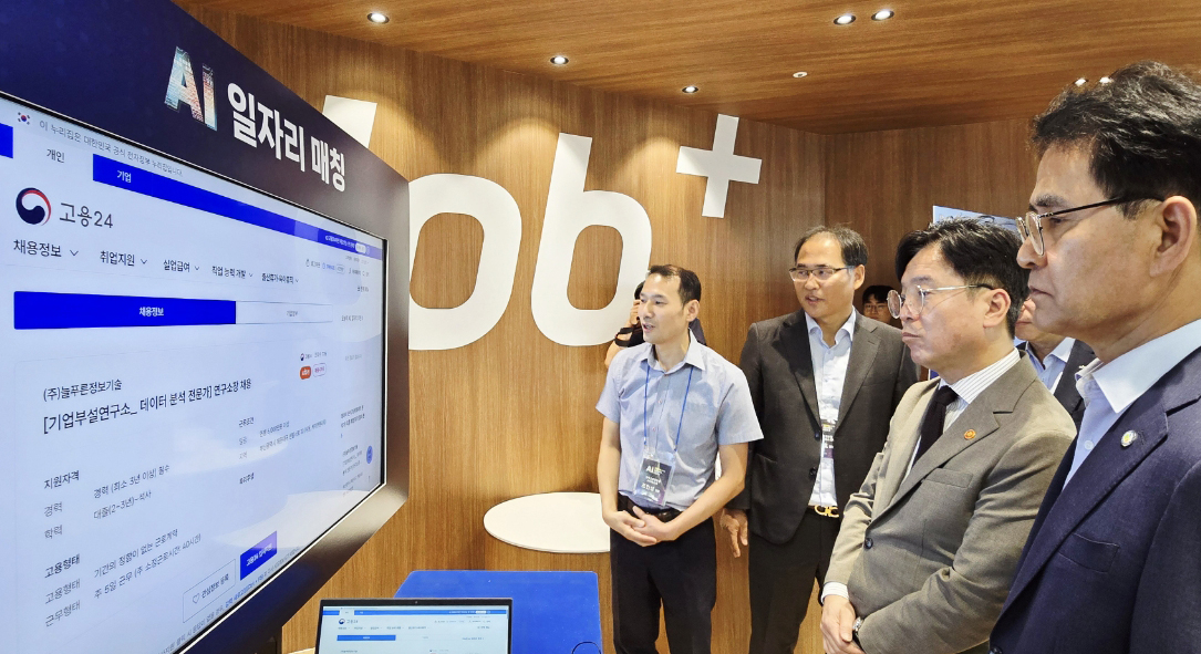 Lee Chang-su, commissioner of the Korea Employment Information Service, watches a demonstration of the Digital JobCare service with Minister of Employment and Labor Kim Young-hoon during an open talk on AI-powered employment services held at the Youth On Lounge on the first floor of the Seoul Regional Employment and Labor Office on Sept. 12, 2025.