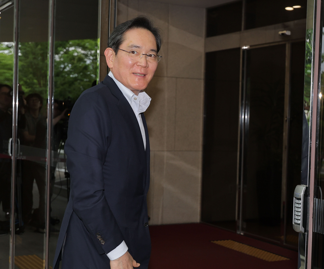 이재용 삼성전자 회장이 7일 미국 시애틀로 출국하기 위해 서울 김포비즈니스항공센터(SGBAC)에 도착해 이동하고 있다.[연합]