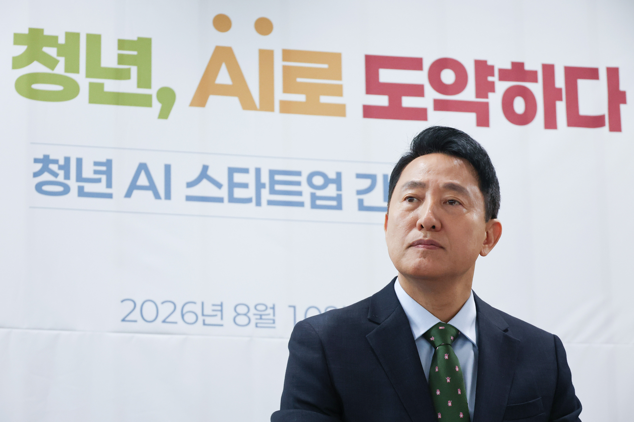 오세훈 서울시장이 서울 마포구 서울창업허브에서 열린 ‘청년 AI 스타트업 간담회’에서 참석자의 발언을 듣고 있다. [연합]
