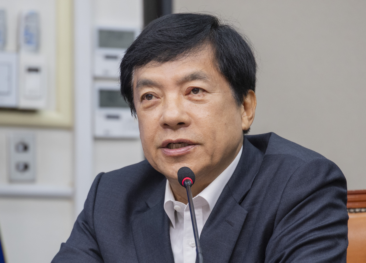 Rep. Lee Sung-yoon, a Supreme Council member of the Democratic Party of Korea, speaks during a Supreme Council meeting at the National Assembly on Aug. 24. (Yonhap)