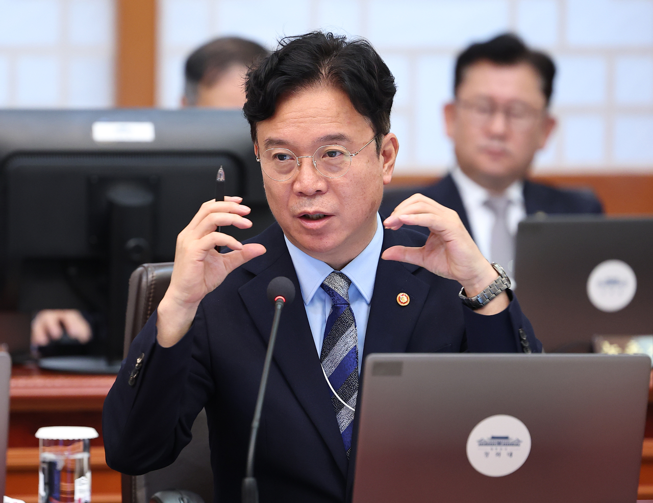 Samsung profit-sharing strike could have been illegal under new guidance: minister