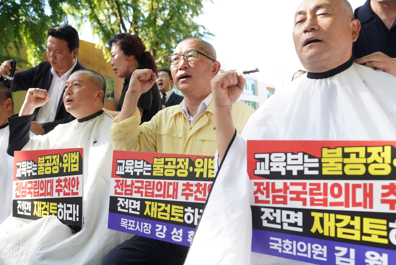 목포대 등 목포 각계 인사와 시민들이 5일 청와대 앞에서 집회를 열고 국립 의대 선정 재검토를 촉구하고 있다. [목포시 제공. 재판매 및 DB 금지] <연합뉴스>