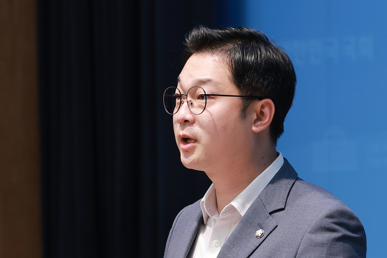 Democratic Party of Korea Rep. Kim Dong-a speaks at the National Assembly press hall on Sunday, announcing that she will file a complaint with the Corruption Investigation Office for High-ranking Officials against independent lawmaker Han Dong-hoon and an unidentified provider, alleging Han illegally obtained undisclosed investigation records related to Justice Minister candidate Kim Seung-won. <Yonhap>