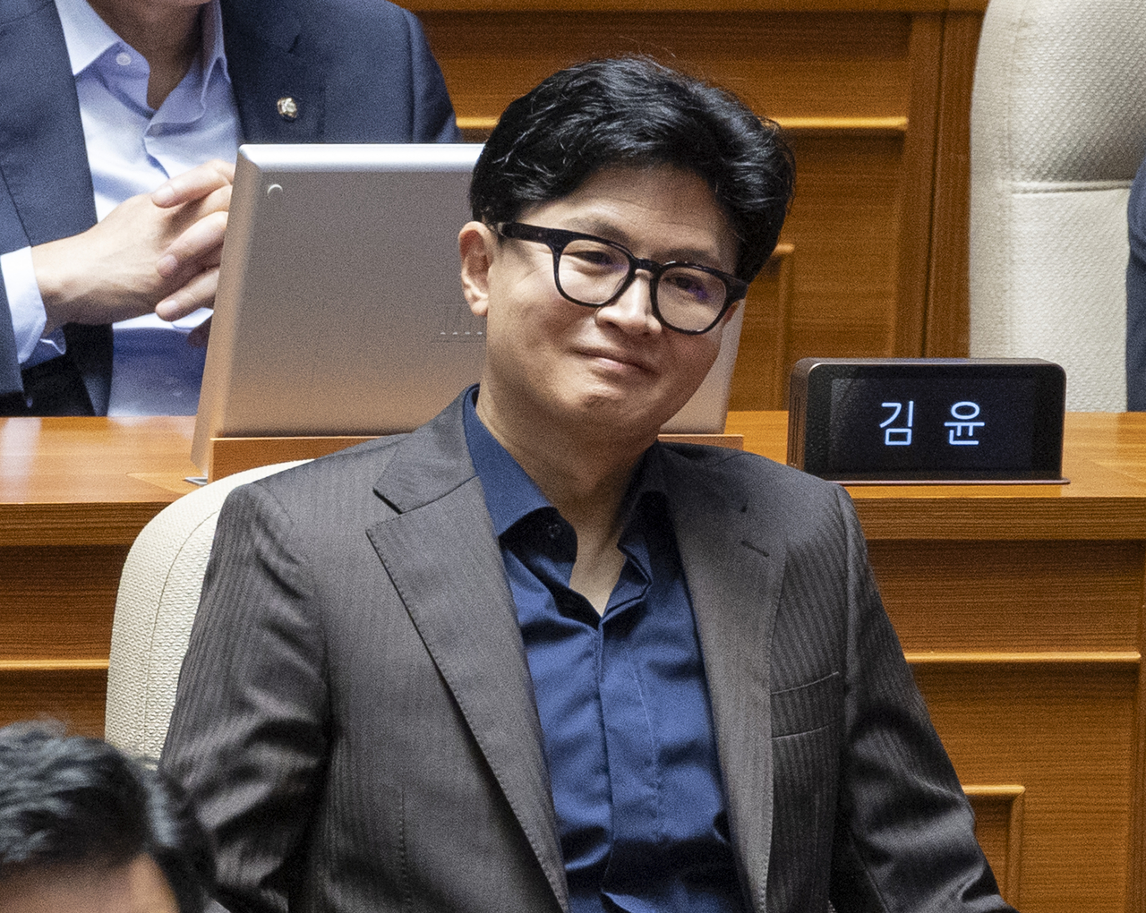 Independent lawmaker Han Dong-hoon smiles as Democratic Party of Korea leader Kim Min-seok mentions prosecutorial reform and revisions to the Criminal Procedure Act during his speech at the third plenary session of the 439th regular session of the National Assembly, on Monday. (Yonhap)