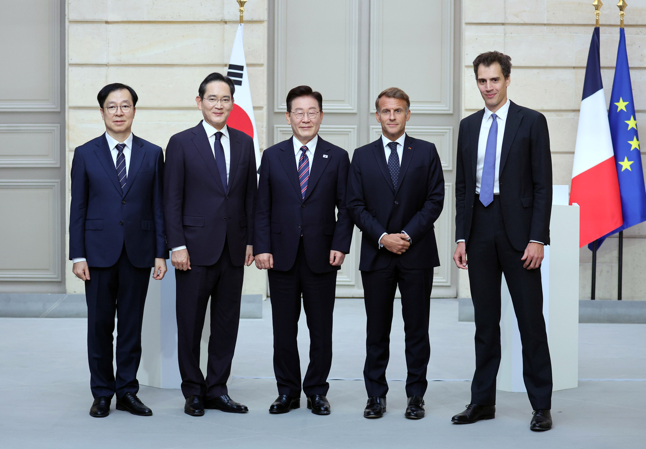 Samsung Electronics Chairman Lee Jae-yong and Mistral AI CEO Arthur Mensch exchange an investment agreement at the Elysee Palace in Paris on Tuesday (local time), as President Lee Jae Myung and French President Emmanuel Macron look on. From left: Samsung Electronics Executive Vice President Lee Jong-myung, Samsung Electronics Chairman Lee Jae-yong, President Lee, President Macron and Mistral AI CEO Arthur Mensch. (Yonhap)