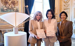 Singer Hwasa gifts hanji-covered album to first lady Kim Hye-kyung, Brigitte Macron in Paris