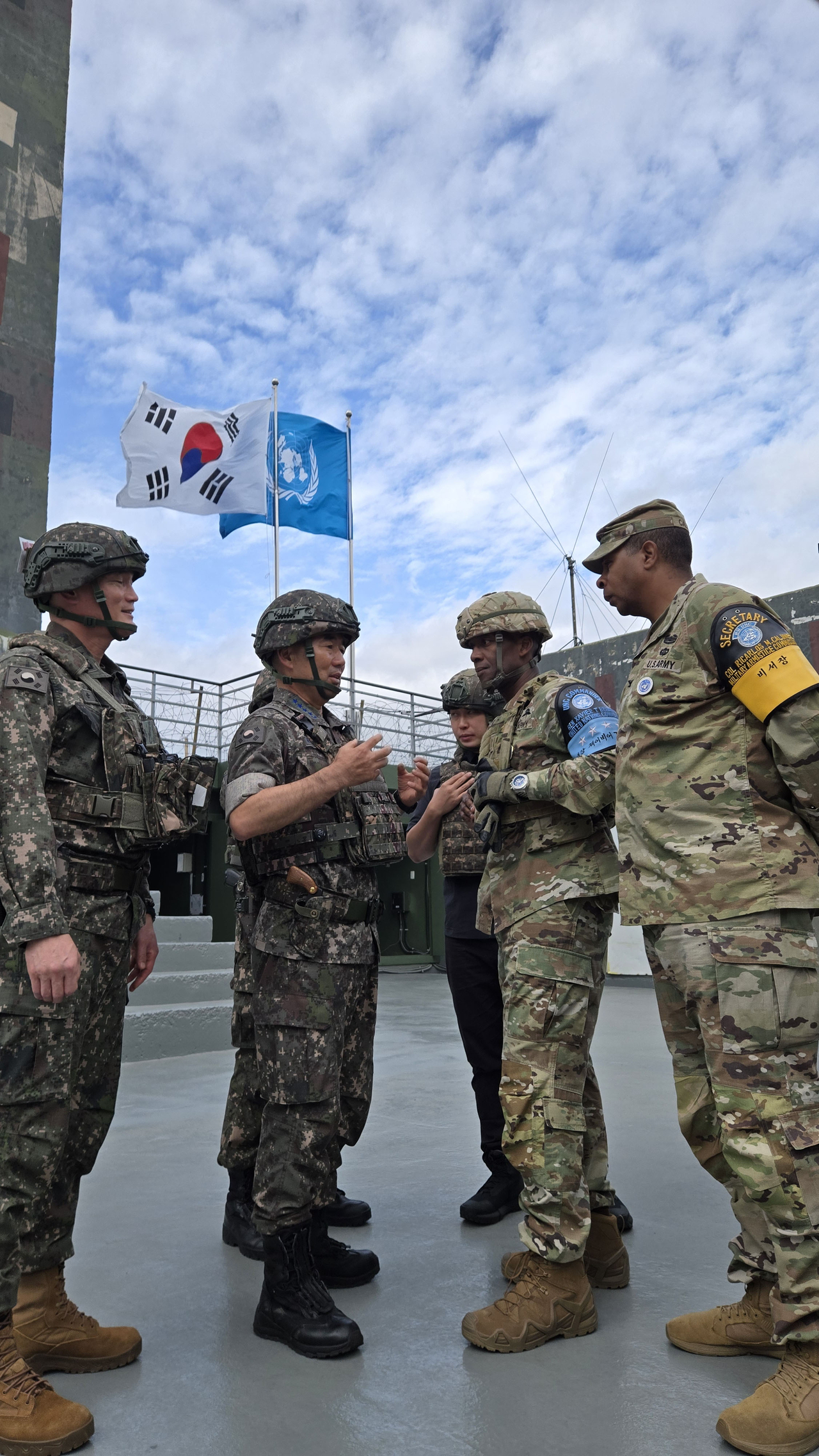 Joint Chiefs of Staff Chairman Gen. Jin Yong-sung (center left) and Gen. Xavier Brunson, commander of the United Nations Command, Combined Forces Command and US Forces Korea (center right), speak with each other during a visit to a Guard Post along the eastern front Wednesday to review operations in the Demilitarized Zone and inspect frontline readiness. (South Korea's Joint Chiefs of Staff)