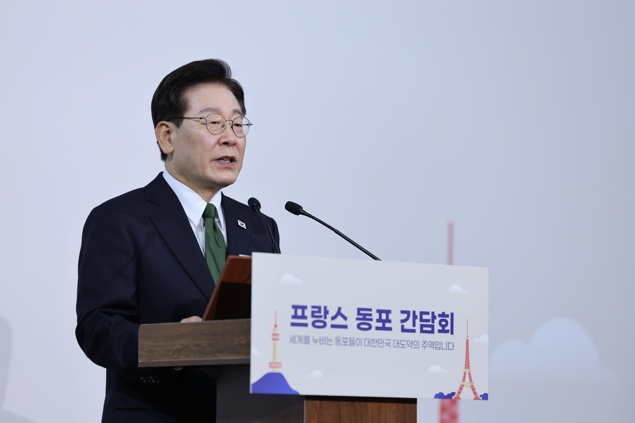 이재명 대통령이 9일(현지시간) 프랑스 파리 한 호텔에서 열린 동포 오찬간담회에서 격려사를 하고 있다. <연합뉴스>