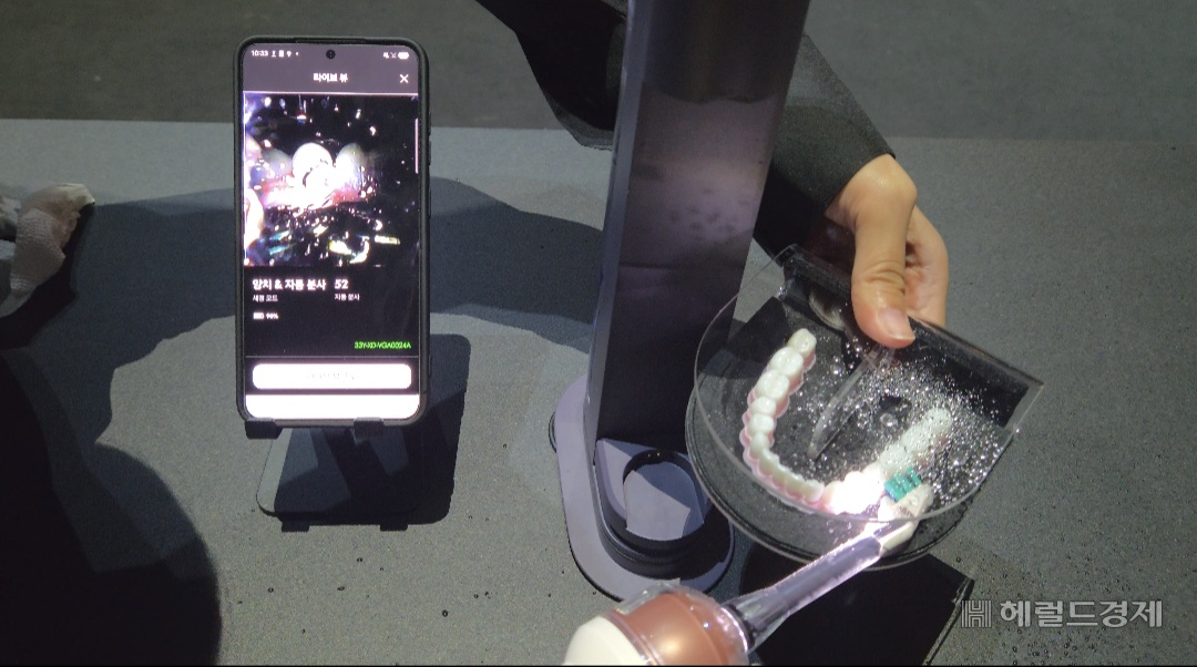 The Live View feature, which connects to the app to show the inside of the mouth in real time, was also useful.