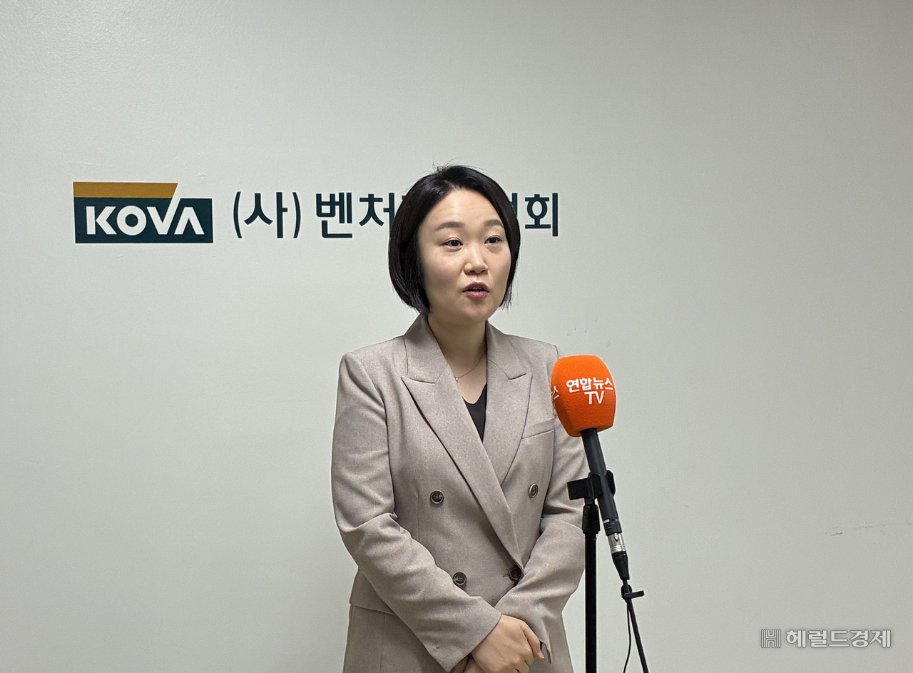 Lee So-young, nominee for minister of SMEs and Startups, gives a background briefing Thursday after a meeting with startup and venture-related associations at the Korea Venture Business Association in Guro-gu, Seoul.