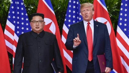 지난 2018년 6월 싱가포르에서 개최된 첫 북미 정상회담장에 나타난 트럼프 대통령(오른쪽)과 김정은 국무위원장의 모습. [연합]