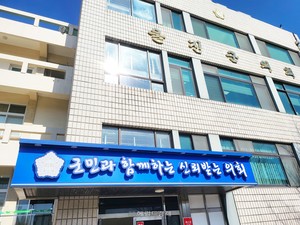 “X이나 쳐 드세요” ‘추석 전 민생지원금’ 부결에 내걸린 현수막