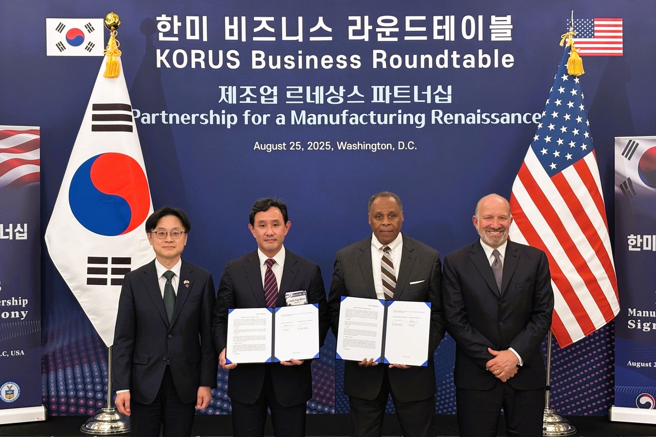 From left: Industry Minister Kim Jung-kwan, Korea Zinc Chair Choi Yun-birm, Lockheed Martin Senior Vice President Michael Williamson and US Secretary of Commerce Howard Lutnik pose for a photo after signing a memorandum of understanding on the supply and production of germanium on Aug. 25 in Washington. (Korea Zinc)