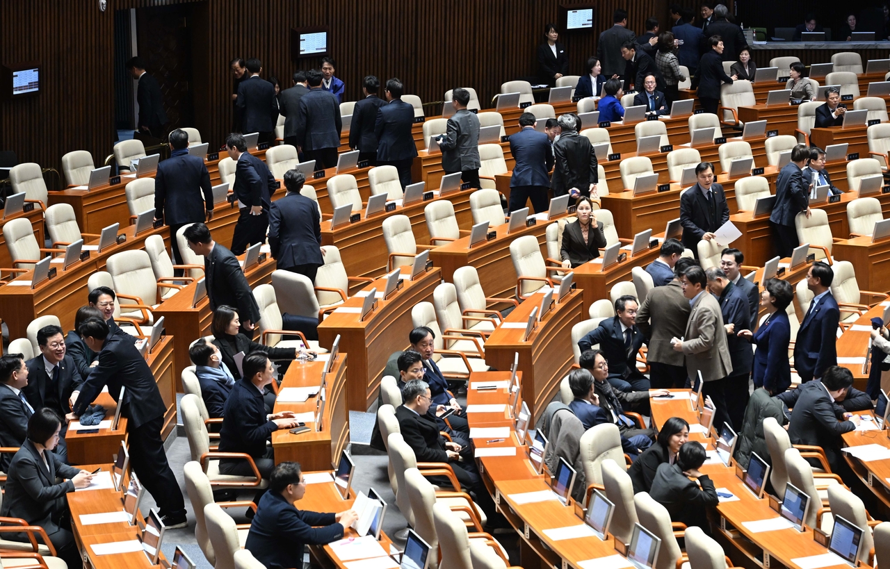 윤한홍 국민의힘 의원이 지난 2월 24일 오후 서울 여의도 국회에서 열린 본회의에서 상법 일부개정법률안(대안)에 대한 무제한토론(필리버스터)를 하는 가운데 더불어민주당 의원들이 회의장을 나가고 있다.  이상섭 기자