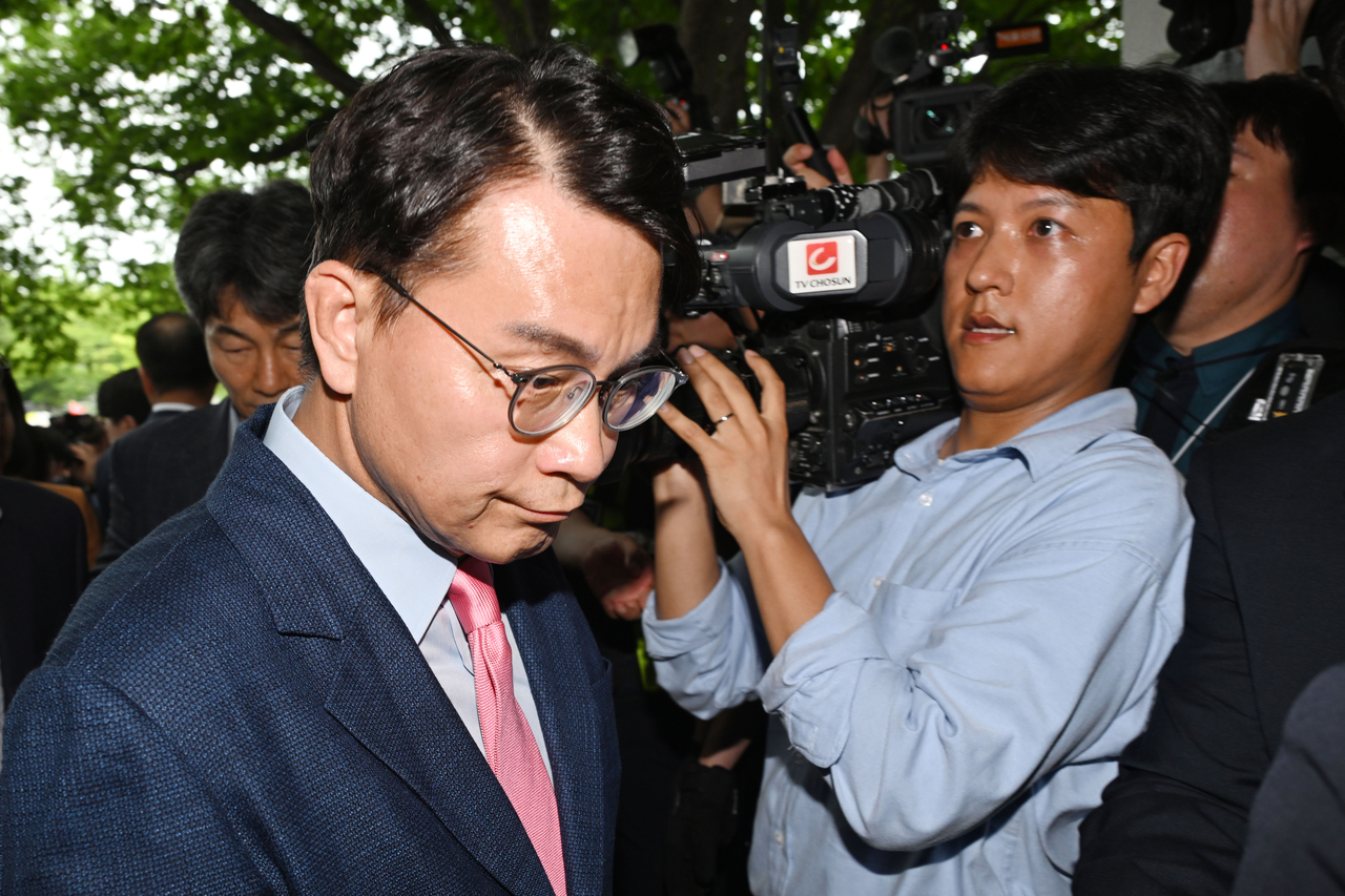 국회 전국동시지방선거 투표용지 부족 사태 등 국민 참정권 침해 진상규명 및 선거관리 개혁을 위한 국정조사 특별위원회가 2일 오전 서울 송파구 올림픽공원 핸드볼경기장에 대한 현장조사에 나선 가운데 윤상현 위원장이 개표소 내부로 진입하고 있다. /국회사진기자단
