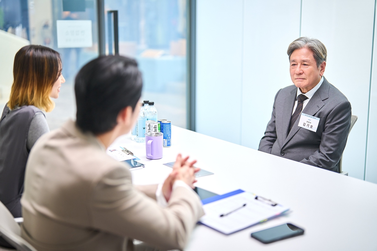 영화 ‘인턴’의 한 장면. [워너브러더스 코리아 제공]