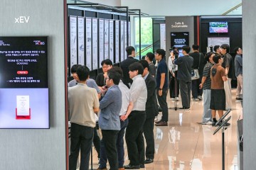 경기도 용인시 기술연구소에서 열린 ‘2026 현대모비스 R&D 테크데이’에 업계 관계자들이 방문해 전시품을 관람하고 있는 모습. [현대모비스 제공]