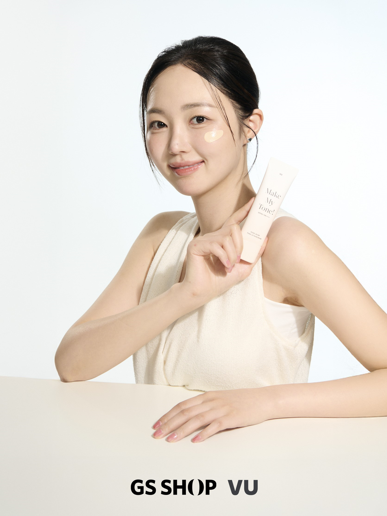 GS샵이 자체 뷰티 브랜드 ‘뷰(VU)’ 홍보 포스터. [GS샵 제공]